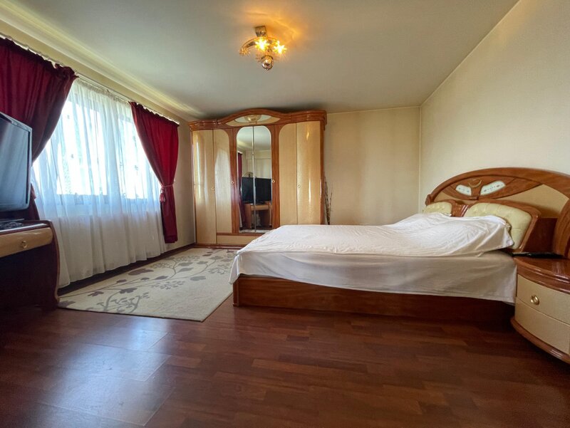 1 Decembrie, vila cu 12 camere si restaurant
