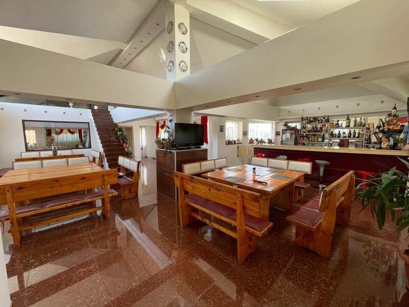 1 Decembrie, vila cu 12 camere si restaurant