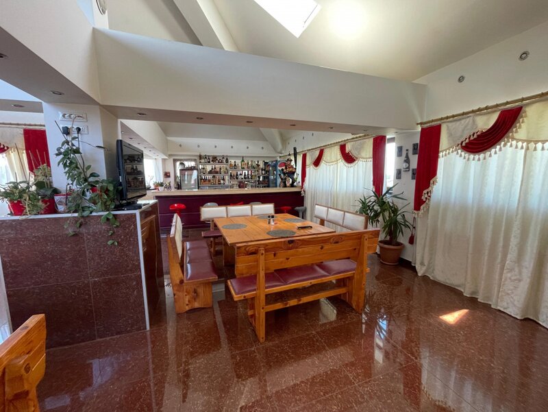 1 Decembrie, vila cu 12 camere si restaurant