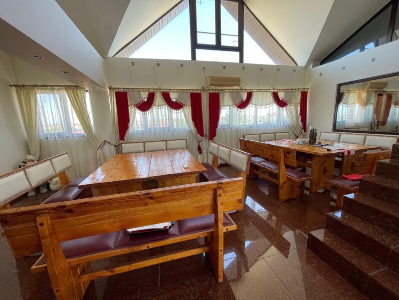 1 Decembrie, vila cu 12 camere si restaurant