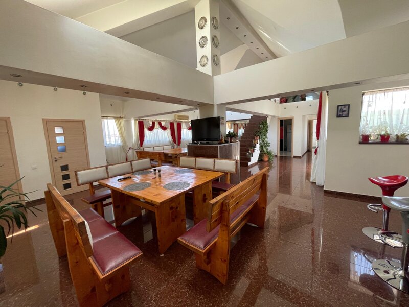 1 Decembrie, vila cu 12 camere si restaurant